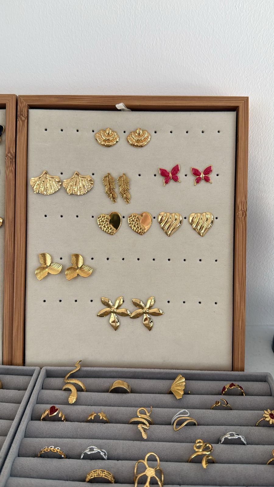 Anillos y aretes en tonos dorados