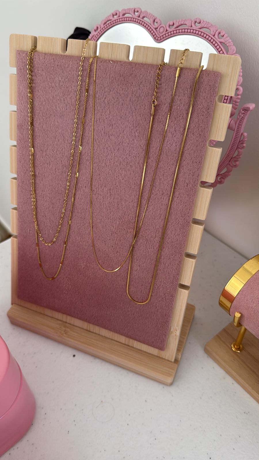 Aretes en exhibidor claro