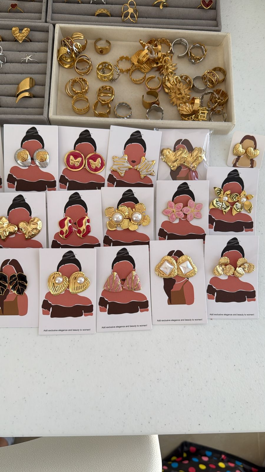 Pulseras y relojes dorados